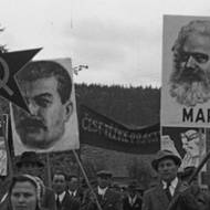 My, budovatelé nové republiky, pohled do ulic, které začaly plnit demonstrace. 1945–1948