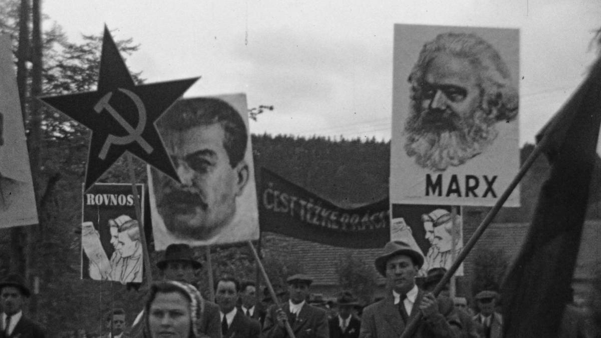 My, budovatelé nové republiky, pohled do ulic, které začaly plnit demonstrace. 1945–1948