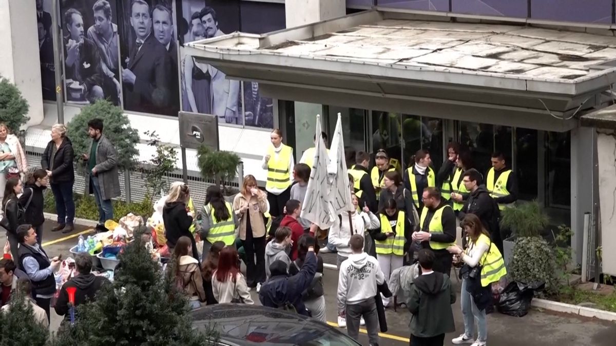 Stovky srbských studentů zablokovaly vstup do provládní veřejnoprávní televize