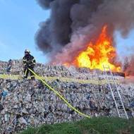 Hasiči pokračují u zásahu i během úterního dopoledne.