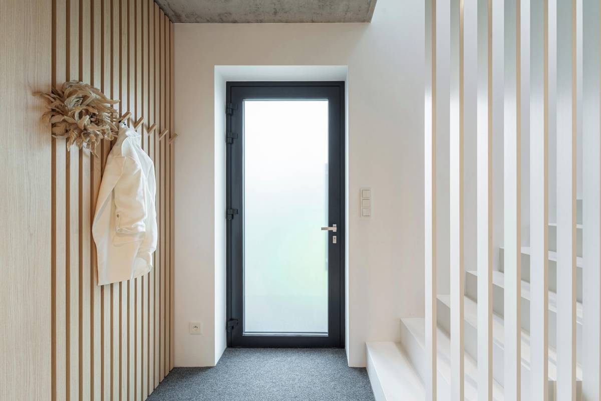 Vstup do domu vede skrz prosklené dveře.