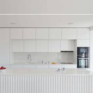 Kuchyň je velmi světlá.