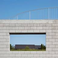 Architekti si pohráli i s detaily, jako třeba s tímto průzorem.