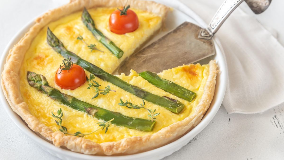 Recept na jarní quiche se zeleným chřestem