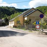 Největší uzavírka z hlediska rekonstrukce probíhá v obci Srbsko, kde je omezen průjezd přes místní železniční přejezd, s jehož opravou se též počítá.