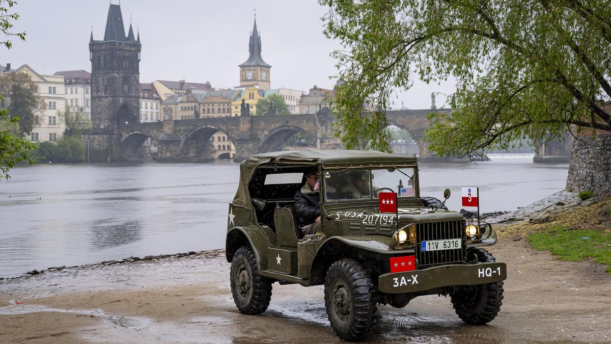 FOTO: Konvoj svobody přijel do Prahy. Oslavy 80 let od konce 2. světové války začaly