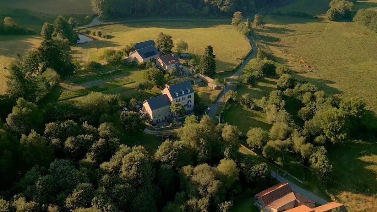 Koupili zámek ve Francii. Vypadá trochu jako činžák, ale mají klid a soukromí