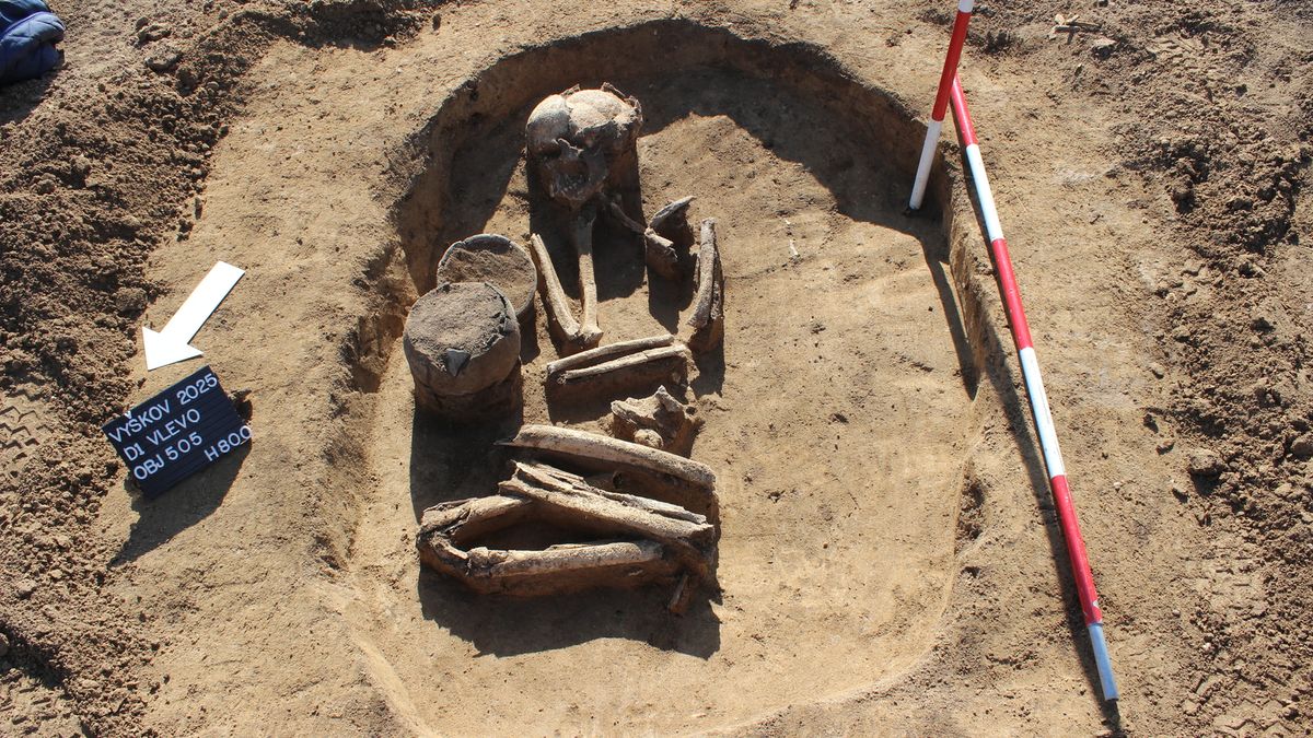 Na stavbě odpočívky u D1 objevili archeologové hrob z doby bronzové