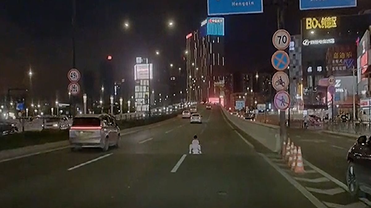Malý chlapec se na odrážedle vydal na silnici, všímavý řidič zabránil nejhoršímu