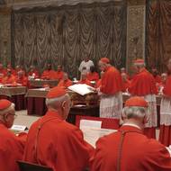Takto budou sedět kardinálové v Sixtinské kapli během konkláve. Snímek pochází z roku 2005 před začátkem obřadu.