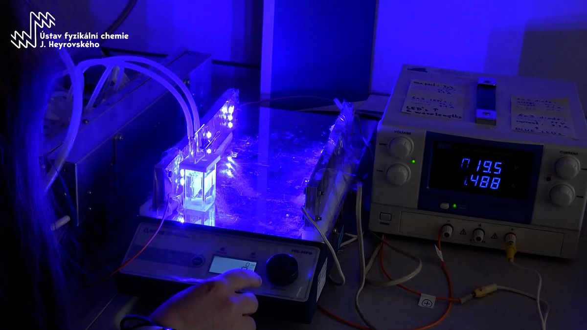 Češi vyvinuli metodu pro čištění odpadních vod od antibiotik. Pomůže fotokatalýza