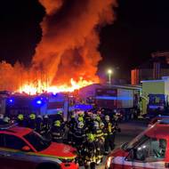 Na místě jsou přítomny desítky jednotek hasičů.