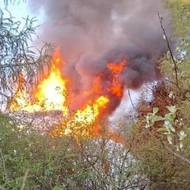 Zásah hasičů u hořící skládky za Prahou