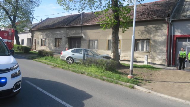 Senior v Kojetíně narazil do stromu. Dva lidé utrpěli zranění
