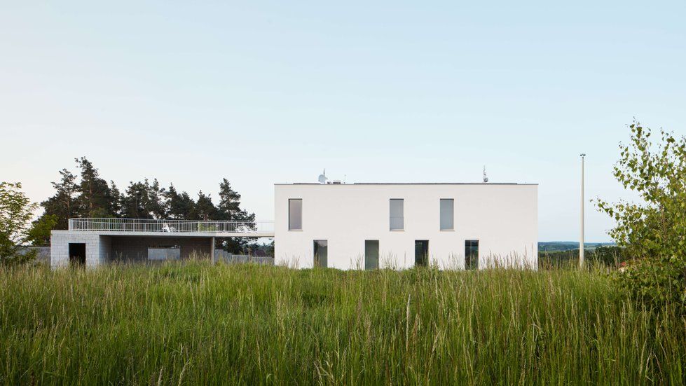 Architekti pomocí můstku vykouzlili terasu nad garáží