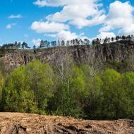 Cesta mezi Radotínem a Berounem vede tímto malebným údolím řeky Berounky obklopeným vápencovými skalami. I proto museli železničáři na projektu spolupracovat s agenturou pro ochranu přírody. Řešila se například hluková zátěž během stavby a též se muselo dbát na místní migrující živočichy.