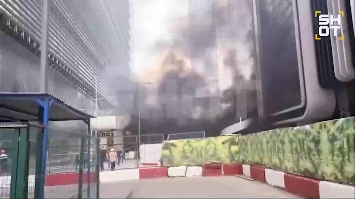 V centru Moskvy hoří, v podzemním parkovišti explodovalo auto