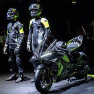 Pro 63 zájemců je připravena speciální edice, včetně kombinézy v barvách stroje.