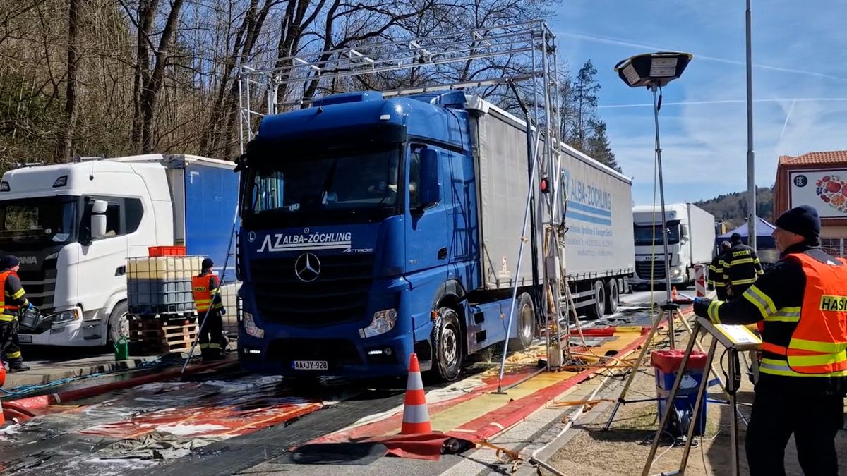 U Starého Hrozenkova čtyřhodinové kolony, policie radí se mu cestou ze Slovenska vyhnout