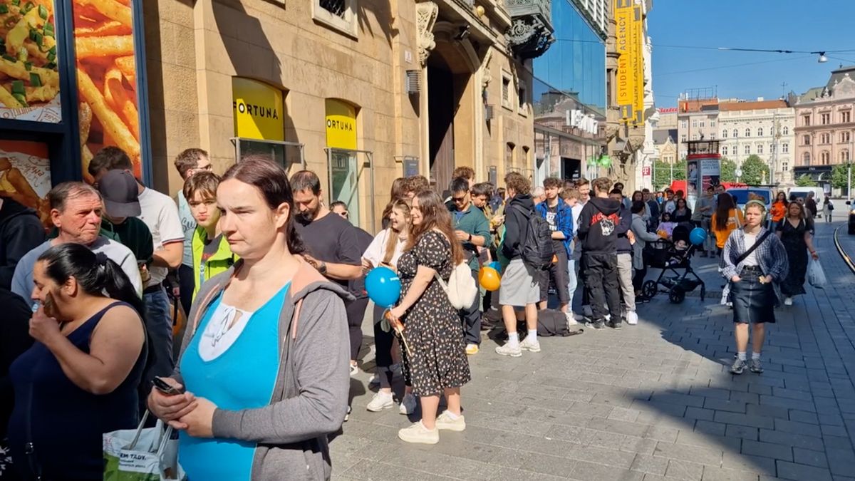 V Brně se stála fronta na maso v housce. První v řadě kempoval u fast foodu padesát hodin