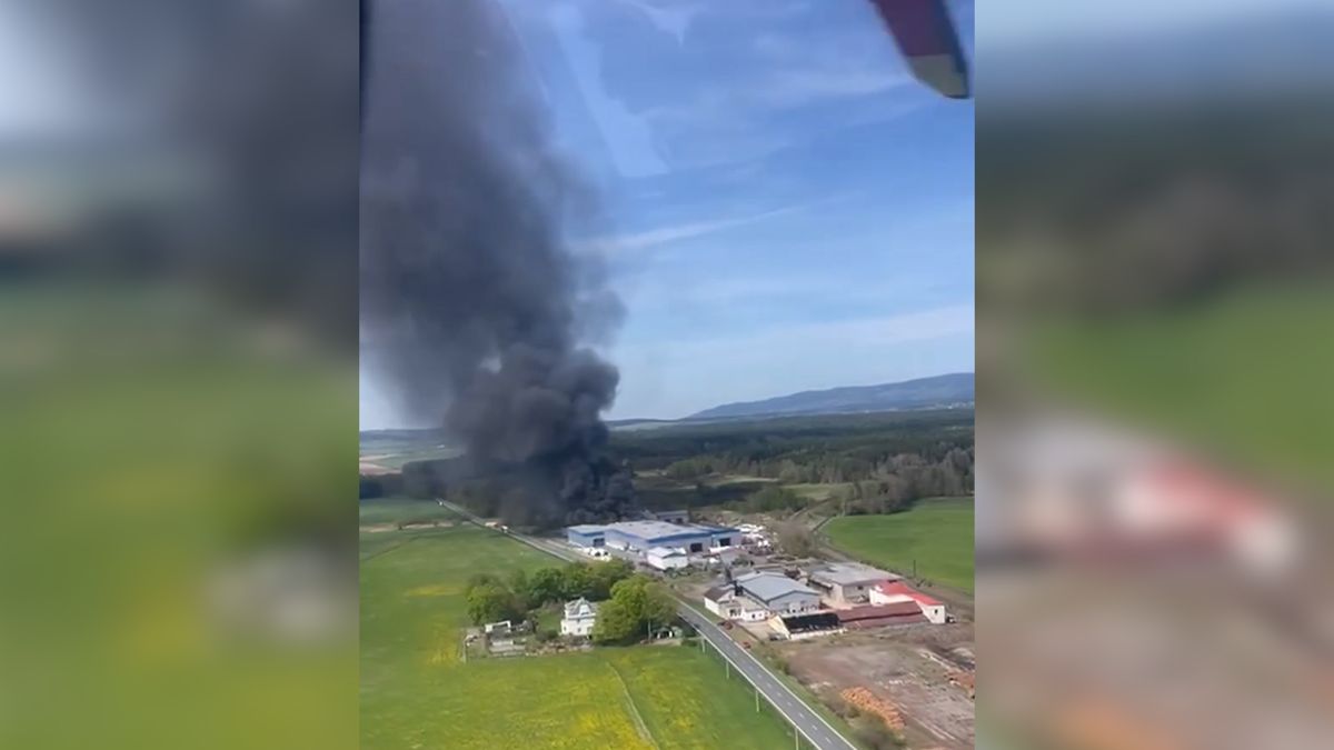Hustý dým a drobné výbuchy. Svědek popsal požár lakovny na Tachovsku