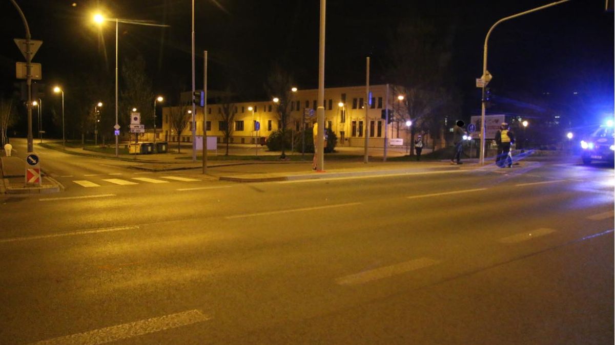 Řidič v Plzni srazil chodkyni. Utrpěla středně těžká zranění hlavy