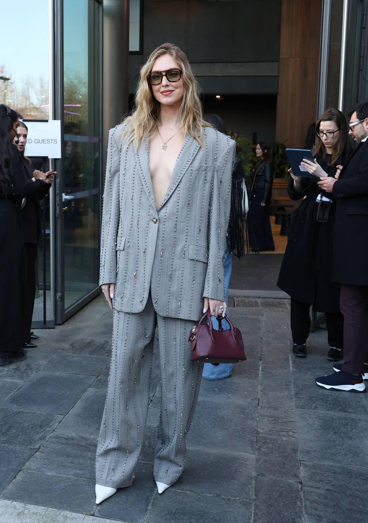 Modelka, influencerka a podnikatelka Chiara Ferragni se přišla začátkem března podívat na módní přehlídku návrhářky Stelly McCartney na fashion weeku v Paříži. Na tuto událost oblékla na holé tělo chic oversized oblek posetý krystaly.