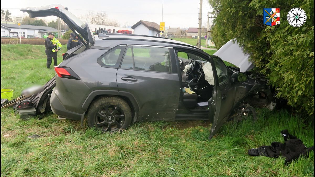 Kruhový objezd projel rovně. Policisté na Přerovsku pronásledovali zfetovaného cizince v kradeném autě