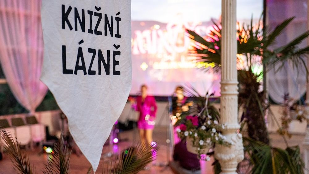 Knižní lázně s Kateřinou Tučkovou a Radkou Denemarkovou. Nabídnou i scénu pro cenu Magnesia Litera
