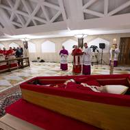 Papež František odmítl být pohřben ve třech do sebe zapadajících rakvích, chtěl pouze prostou dubovou. 