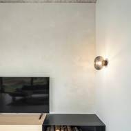 Krbová kamna jsou na dřevo. V obývací části pokoje je připraven elegantní zásobník.