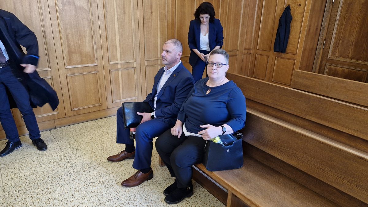 Policista se pokusil podvést rodiče manželky, po 20 letech soudů dostal roční podmínku