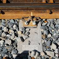 První byla realizovaná kolej mezi odbočkou Lom a Berounem. Na snímku je možné vidět vyměněné pražce a nové koleje.