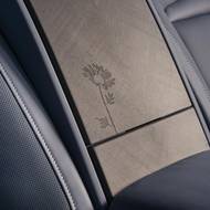 Mezi zadními sedadly najde majitel sedmikrásku vytvořenou technologií pískování.