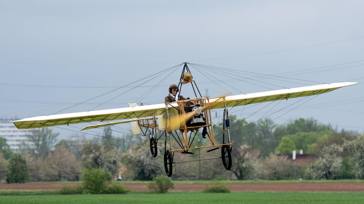 FOTO: V Kuněticích vzlétl Blériot po 115 letech