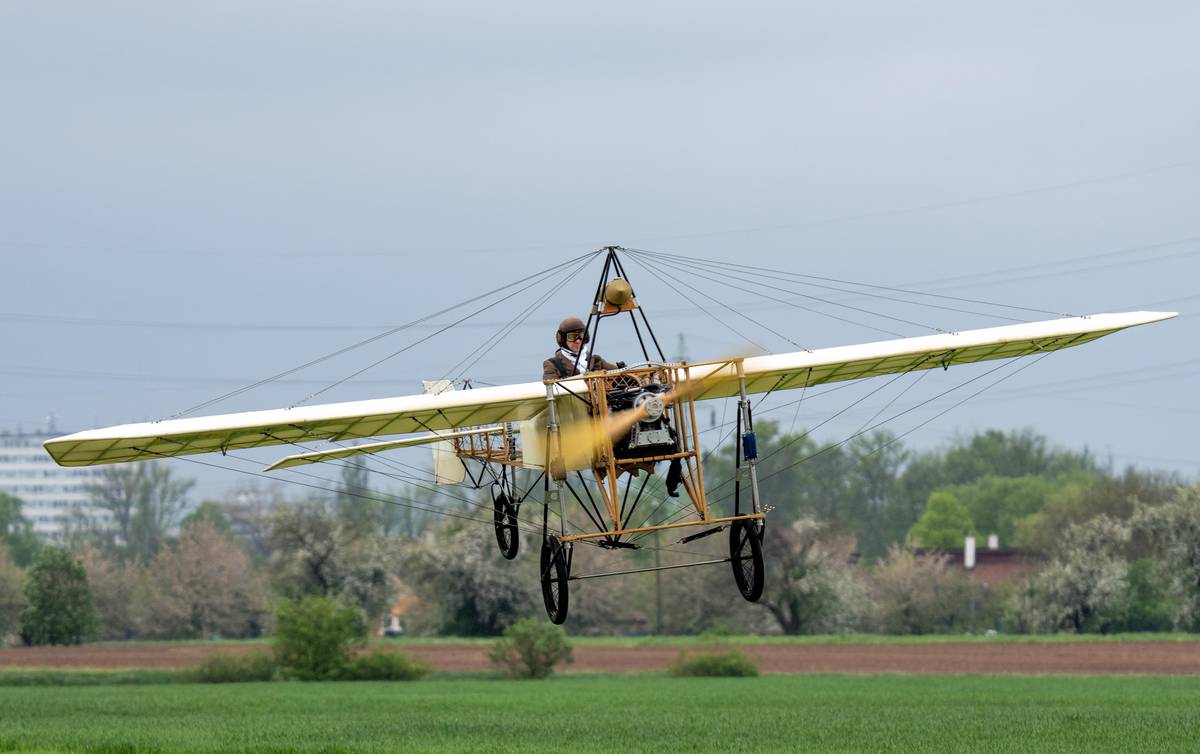 Silné nárazy větru umožnily pouze krátkou letovou ukázku.
