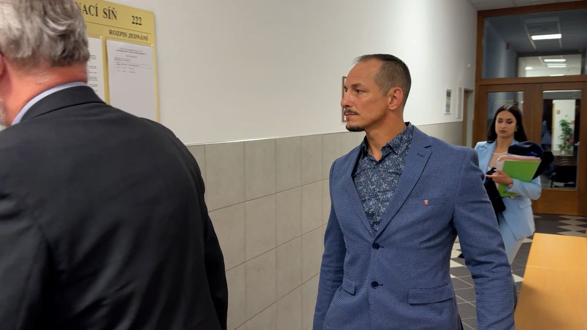 Bývalý kickboxer a politik před soudem. Podle obžaloby jednou ranou zmrzačil úředníka
