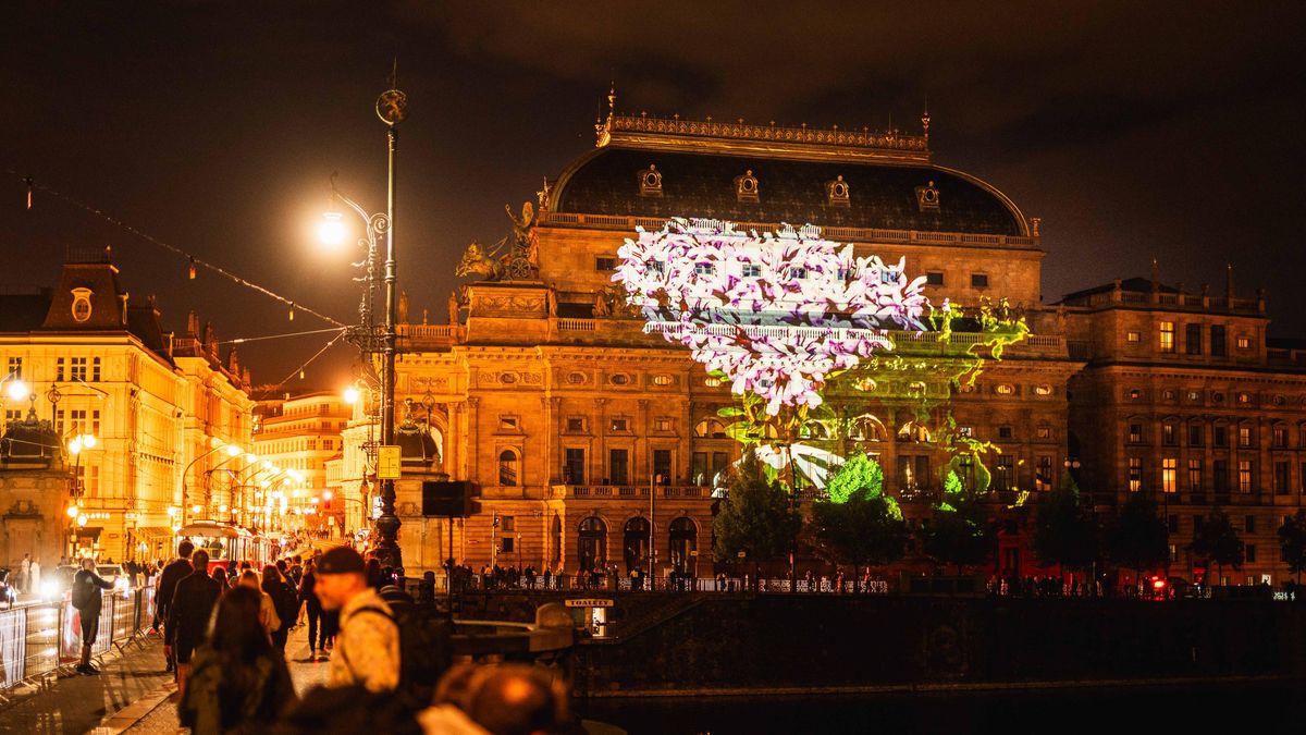 Videomapping s motivy z Erbenovy Kytice zahalil Národní divadlo