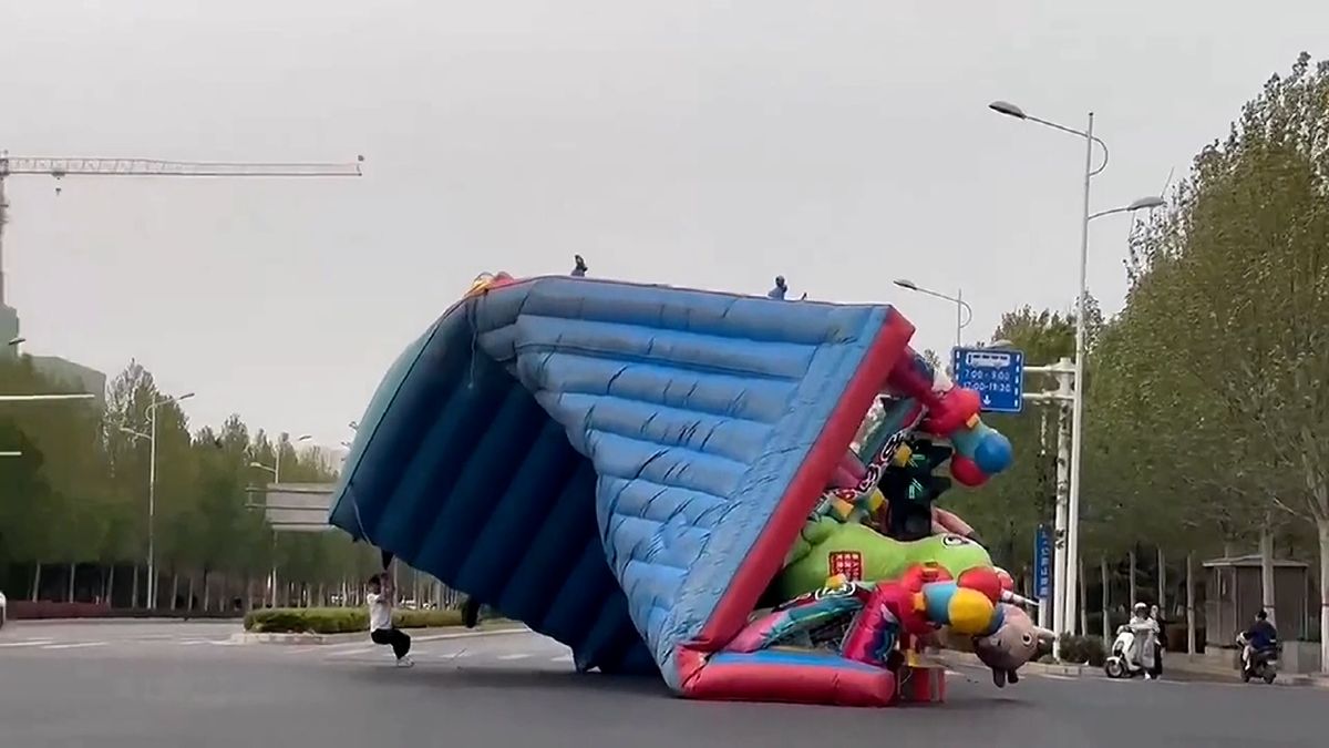 Vážíte méně než 50 kg? Nevycházejte. V Číně vydali varování kvůli silnému větru