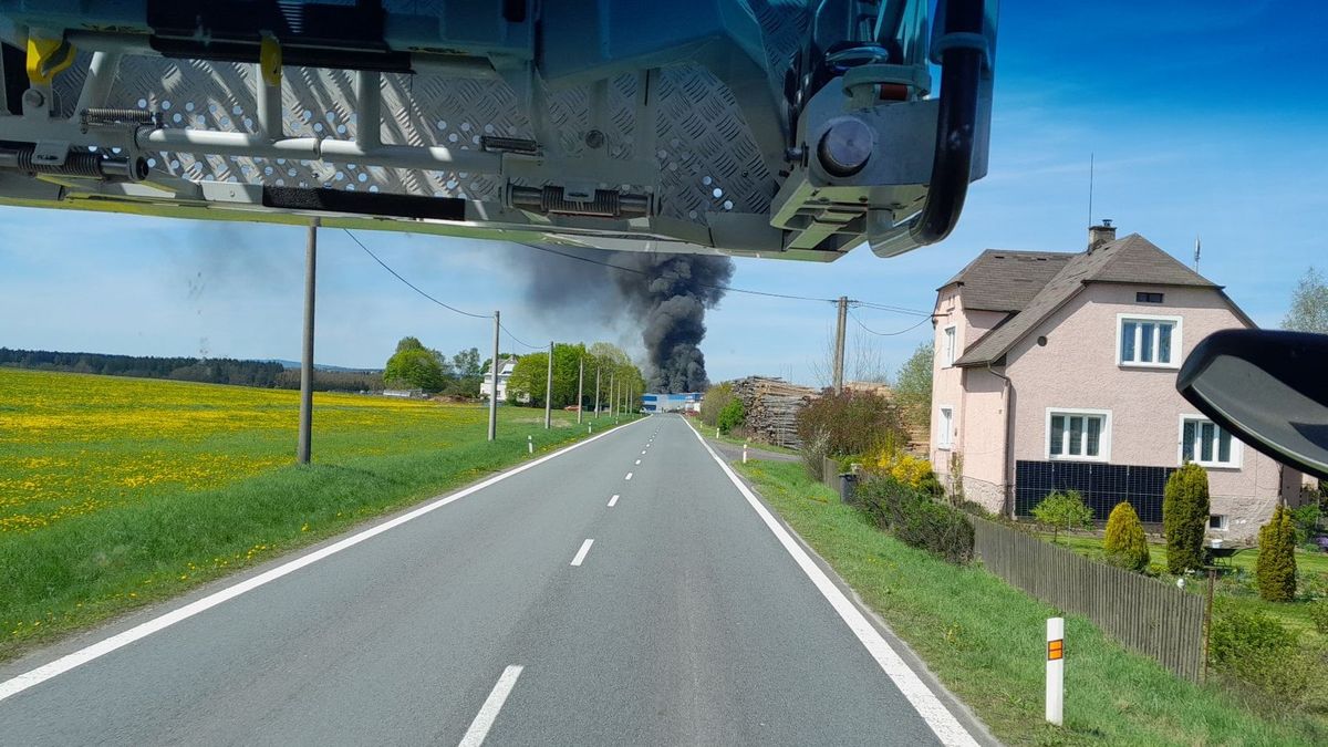 Požár v lakovně na Tachovsku, na místě jsou těžce zranění