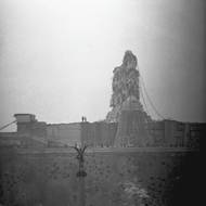 Detonace byla slyšet po celé Praze. Na snímku už částečně zničený pomník.