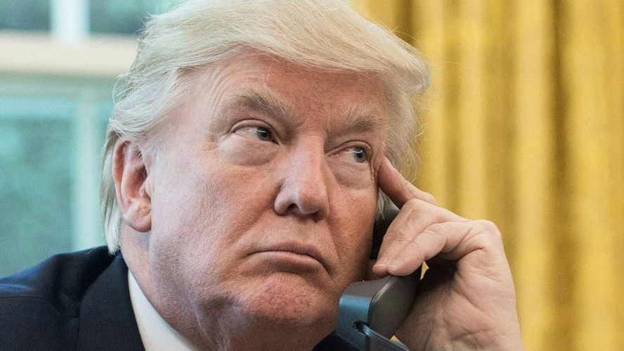 Proč bych měl s vámi ku… mluvit? Trumpa omylem spojili s vyhozeným poradcem
