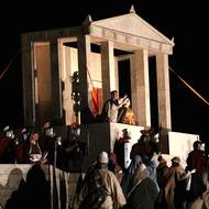 Ježíš před Pilátem. Jeho palác loni zboural vítr, letos ho alespoň provizorně opravili.