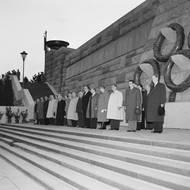 Slavnostní odhalení pomníku 1. května 1955. Zprava prezident Antonín Zápotocký a předseda vlády Viliam Široký