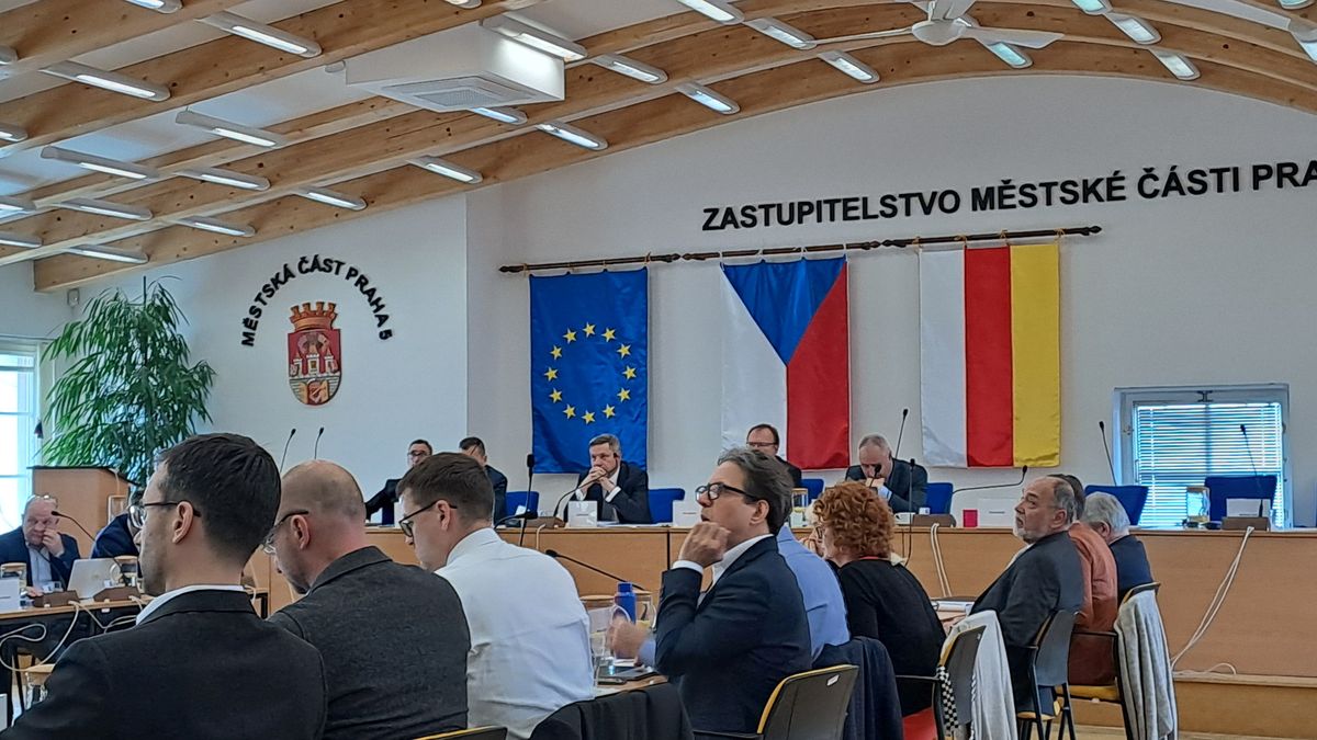 Zastupitelé Prahy 5 po čtyřech měsících zvolili nového starostu