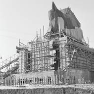 Na pomníku se podílelo šest stovek stavbařů . Vnitřek monumentu tvořila železobetonová konstrukce, která byla obložena 235 žulovými kvádry ze severočeských lomů.