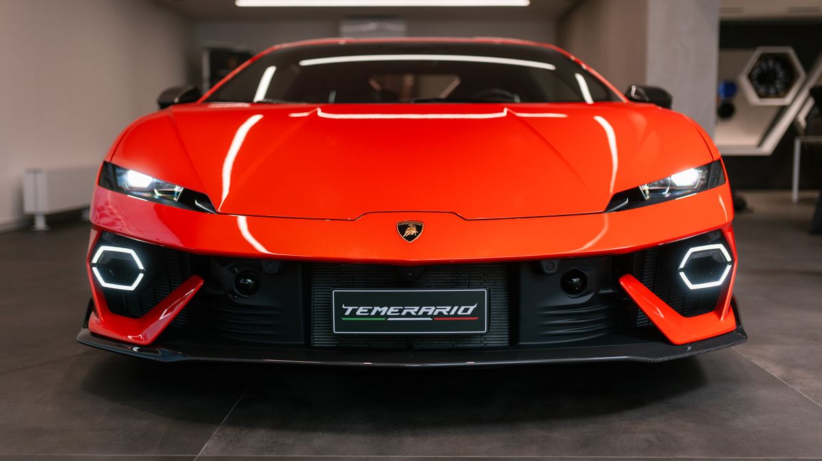 Lamborghini Temerario dorazilo do Prahy, nadchne technikou i praktičností