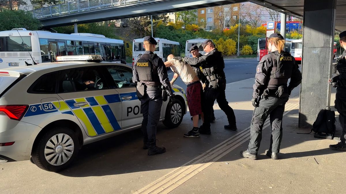 Policie u metra Kačerov zasahovala proti muži s pistolí