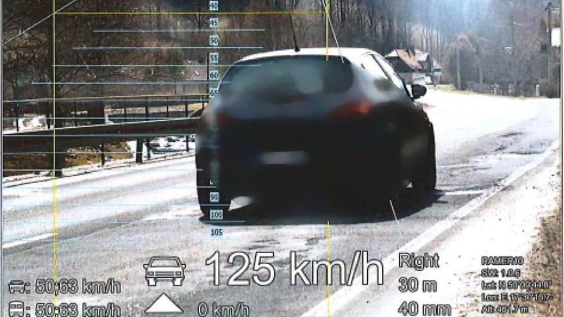Zkoušel jsem radar, řekl policistům řidič, který projel obcí na Bruntálsku rychlostí 125 km/h