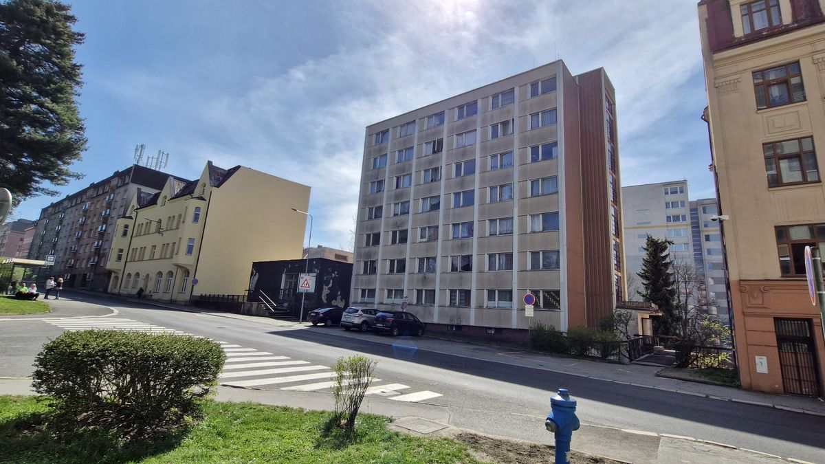 Bývalý hotel Neptun s problémovou ubytovnou v Jablonci město zatím nekoupí